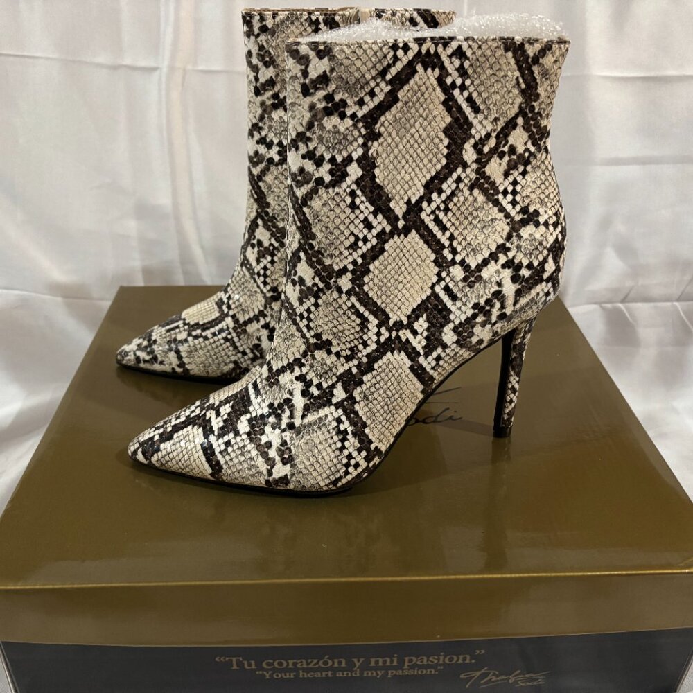 Thalia Sodi Women's Rylie Pointed Toe Ankle Booties Snake Skin Shoes Size 7